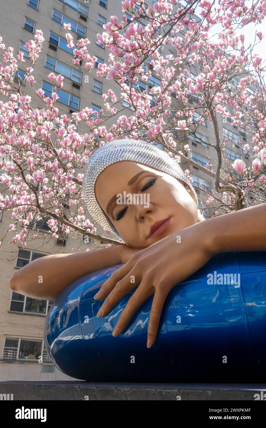 'Street Swimmers' de Carole Feuerman est un projet d'art public le long de Park Avenue dans le quartier historique de Murray Hill, New York City, USA 2024 Banque D'Images