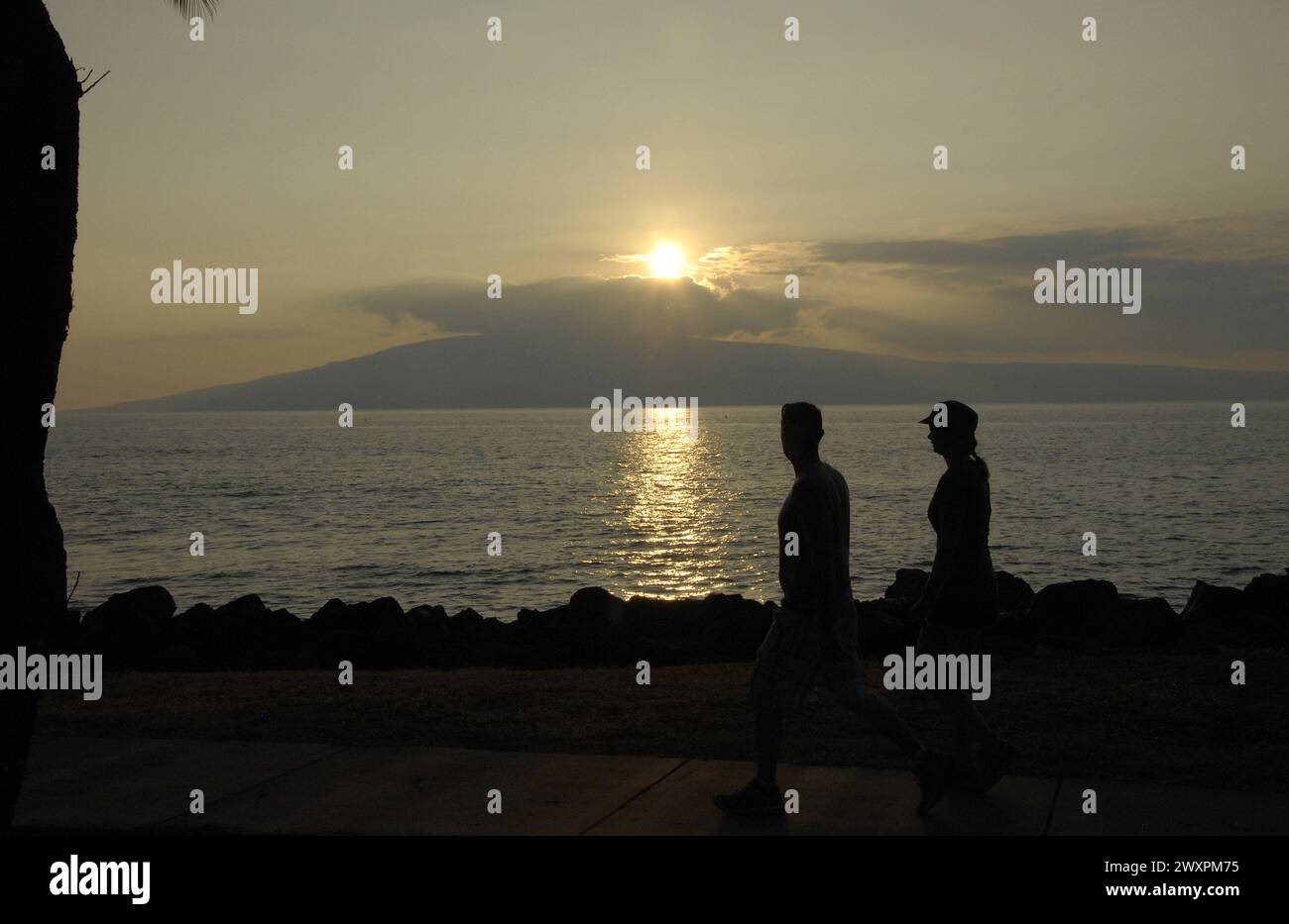 Maui .Hawaii Islands ,USA vacationers marchant sur l'île maui Hawaii plage pendant le coucher du soleil 16 janvier 2015 photo de Francis Joseph Dean/DeanPictures) Banque D'Images