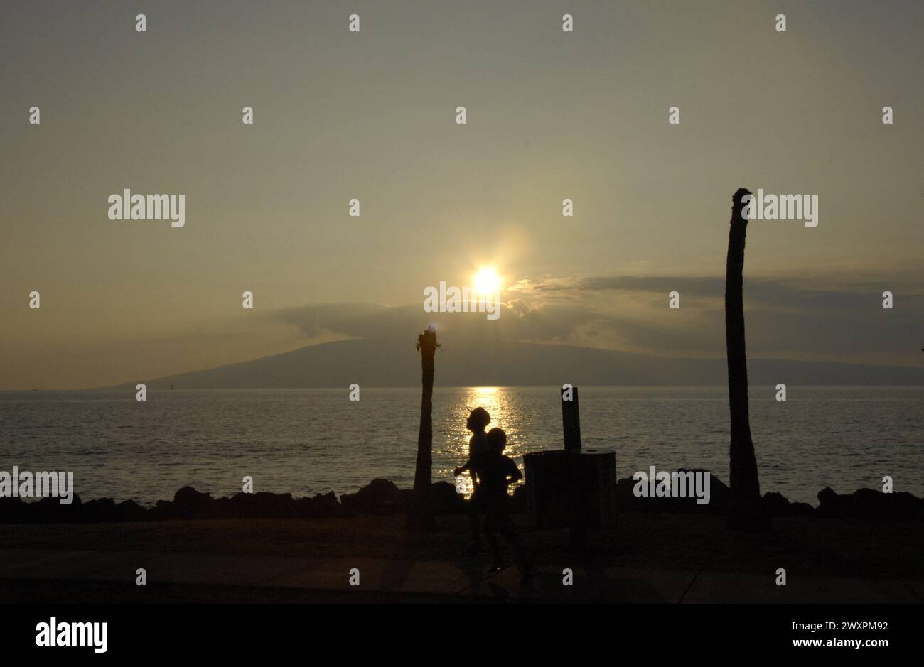 Maui .Hawaii Islands ,USA vacationers marchant sur l'île maui Hawaii plage pendant le coucher du soleil 16 janvier 2015 photo de Francis Joseph Dean/DeanPictures) Banque D'Images