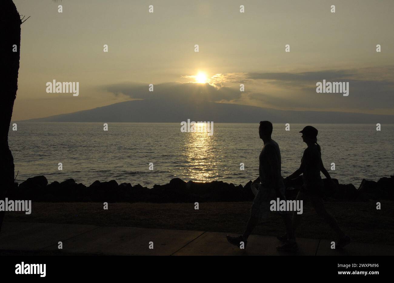 Maui .Hawaii Islands ,USA vacationers marchant sur l'île maui Hawaii plage pendant le coucher du soleil 16 janvier 2015 photo de Francis Joseph Dean/DeanPictures) Banque D'Images