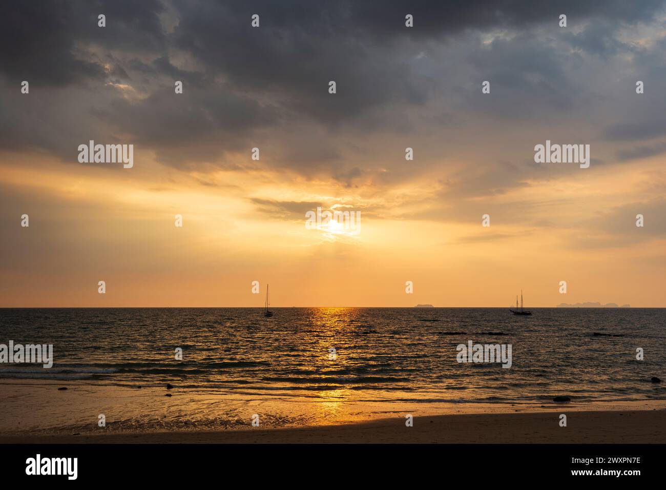 Beau paysage de ciel dramatique et nuageux, mer et plage pendant le coucher du soleil à long Beach (Phra Ae Beach) à Koh Lanta, Thaïlande. Banque D'Images
