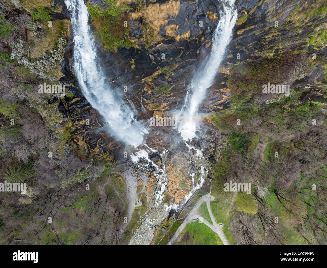 Cascades d'Acquafraggia dans la vallée de Valchiavenna Banque D'Images