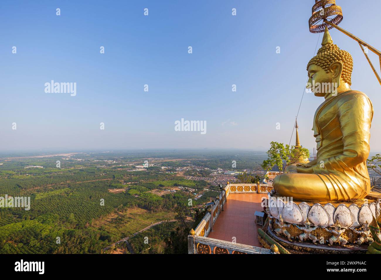 Vue panoramique de la région environnante et une grande statue dorée de Bouddha au sommet de la montagne au temple de la grotte du tigre (Wat Tham Suea) à Krabi, Thaïlande. Banque D'Images