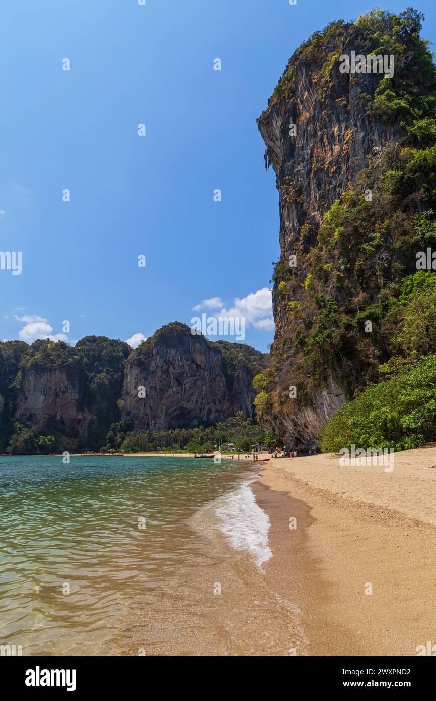 Vue panoramique sur la plage de Tonsai et les hautes falaises karstiques calcaires à Railay, Krabi, Thaïlande, par une journée ensoleillée. Banque D'Images