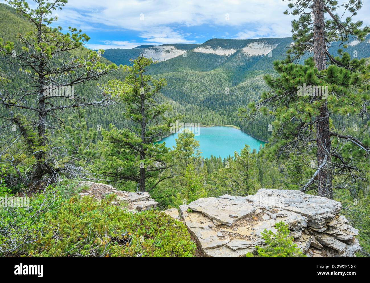 Crystal lake vu de promontory point dans les grandes montagnes enneigées près de lewistown, Montana Banque D'Images