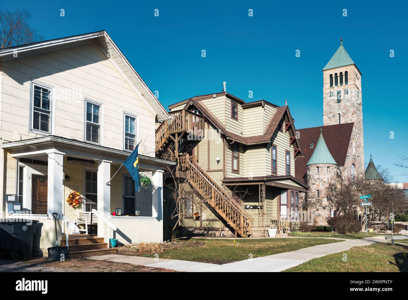 Maisons et église dans le centre-ville d'Ann Arbor, Michigan, États-Unis Banque D'Images