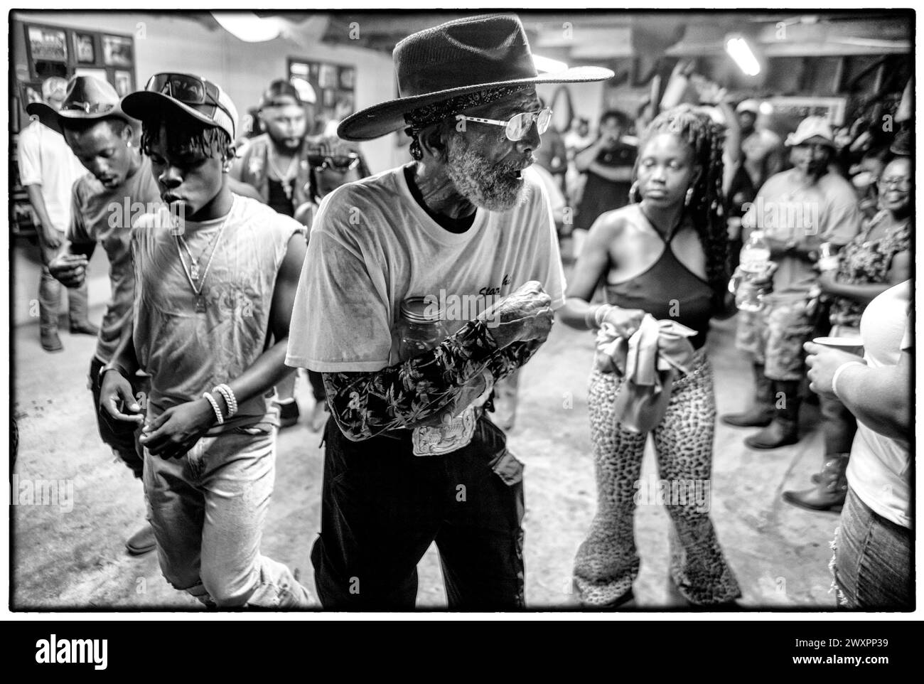 Shelby, New Jersey, États-Unis. 17 août 2023. SHELBY, CAROLINE DU NORD : un cow-boy tient son pot de lune brillant lors d'un meeting and Greet dans la « BOOM-BOOM Room » lors de la soirée d'ouverture de l'Ebony Horseman Trail Ride « au moins 800 cavaliers participent à la randonnée et plus de 20 à 25 000 spectateurs assistent pour voir les cavaliers, rodéo, danse en ligne, vendeurs de soutien. Les fonctionnaires ont dit. L'espace événementiel est de 20 acres et peut accueillir jusqu'à cinq mille campeurs, voitures et tentes. Les participants sont facturés un droit d'entrée commençant par 60 dollars pour l'événement de quatre jours, mais les cavaliers sont gratuits. L'événement a de l'espace pour un aren Banque D'Images