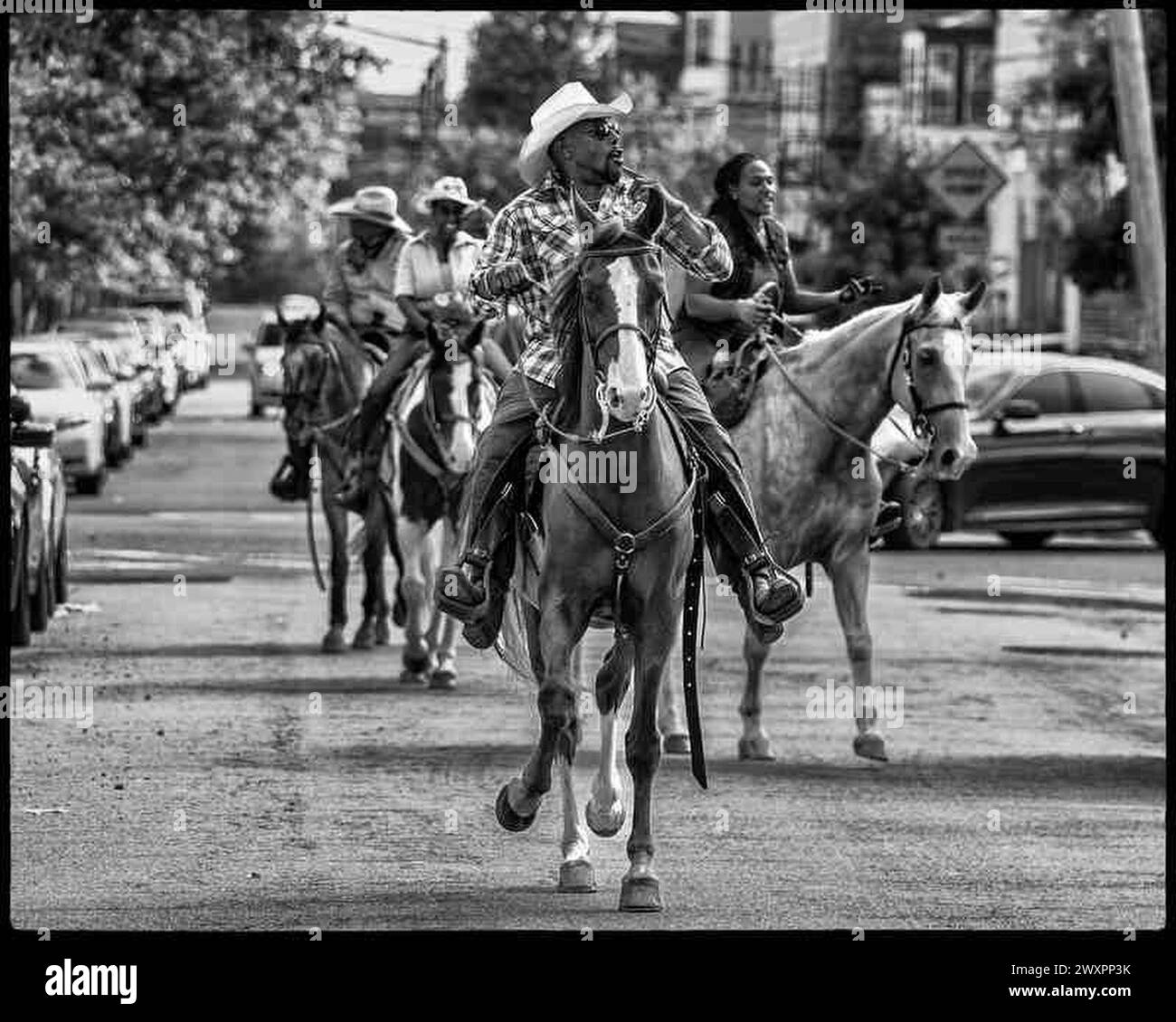 22 août 2020 : Cowboy noir Anthony Sutton monte son cheval Sahara avec ses compagnons Crazy Faith Riders à Newark, NJ vendredi, le Crazy Faith Rider est un club d'équitation basé sur la foi situé dans le centre du New Jersey. Leur but est de partager notre intérêt commun pour les chevaux parmi une communauté de personnes. Cette photographie est accrochée dans les sections au-dessus de la tête des portes 1-6 dans le terminal A de l'aéroport Newark Liberty à Newark, NJ (crédit image : © Brian Branch Price/ZUMA Press Wire) USAGE ÉDITORIAL SEULEMENT! Non destiné à UN USAGE commercial ! Banque D'Images