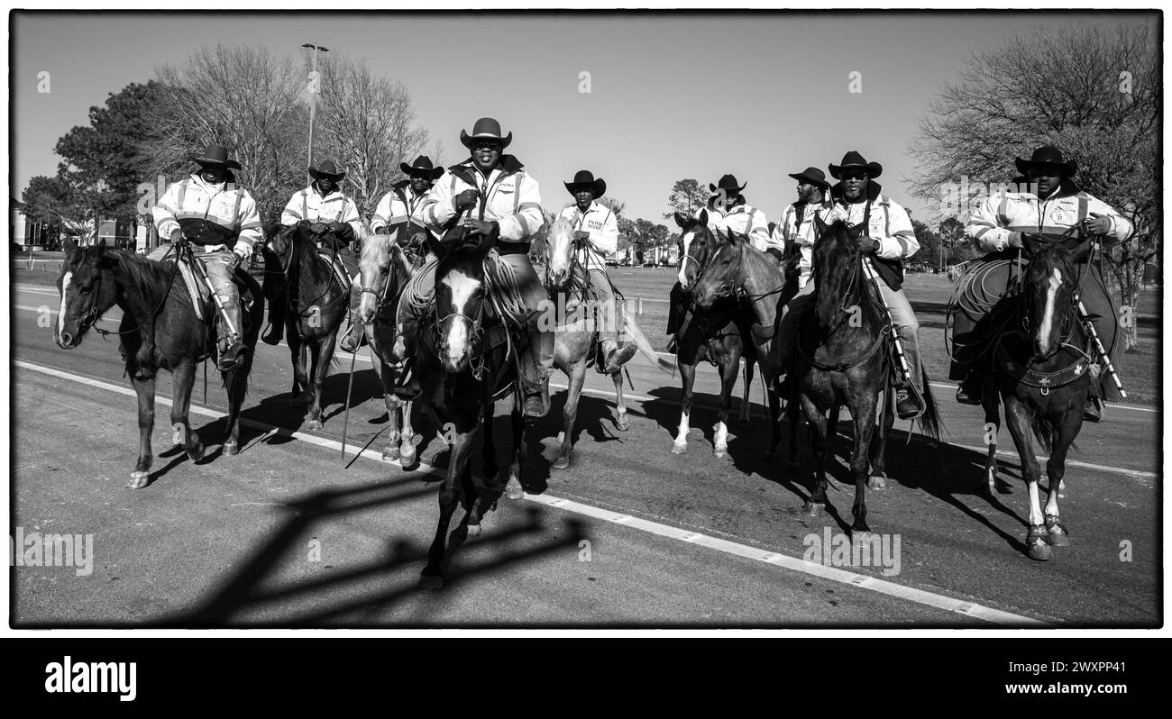 Prairie View, Texas, États-Unis. 18 février 2024. Les scouts se rassemblent après avoir terminé la 67e édition annuelle de la Prairie View Trail Riders Association, deuxième étape du parcours de 100 km à Prairie View, Texas. Le groupe de cow-boys noirs convergera au HoustonÃs Memorial Park avec trois autres groupes de cow-boys noirs pour les cérémonies d'ouverture du Houston Livestock Show and Rodeo annuel à Houston. La PVTRA a été fondée en 1957 et leur but est de promouvoir l'intérêt agricole pour les jeunes Américains et de perpétuer ces principes et méthodes qui sont devenus les idéaux et les traditions de l'Occident Banque D'Images