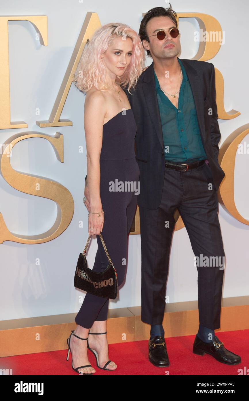 Londres, Royaume-Uni. 27 septembre 2018. Photo : Portia Freeman et son mari Pete Denton (des Kooks) assistent à la première britannique de 'A Star Is Born' à Eicester Squa Banque D'Images