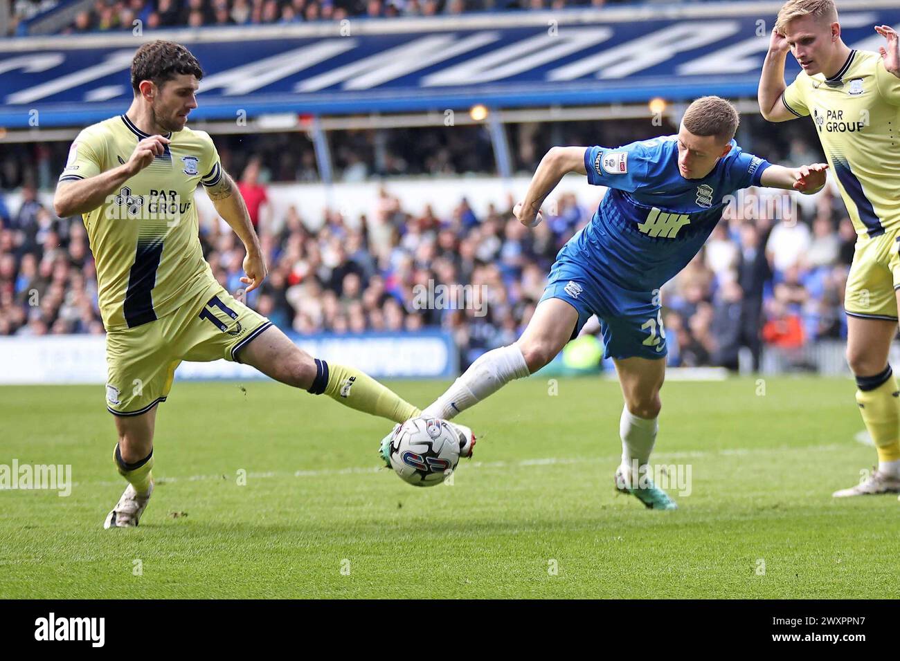 Birmingham, Royaume-Uni. 01st Apr, 2024. St Andrew's Stadium St Andrew's Stadium Birmingham City attaquant Jay Stansfield (28) Preston North End milieu de terrain Robbie Brady (11) lors du match EFL Sky Bet Championship entre Birmingham City et Preston North End au St Andrew's Stadium, Birmingham, Angleterre, le 1er avril 2024. (Andy Shaw/SPP) (Andy Shaw/SPP) crédit : SPP Sport Press photo. /Alamy Live News Banque D'Images