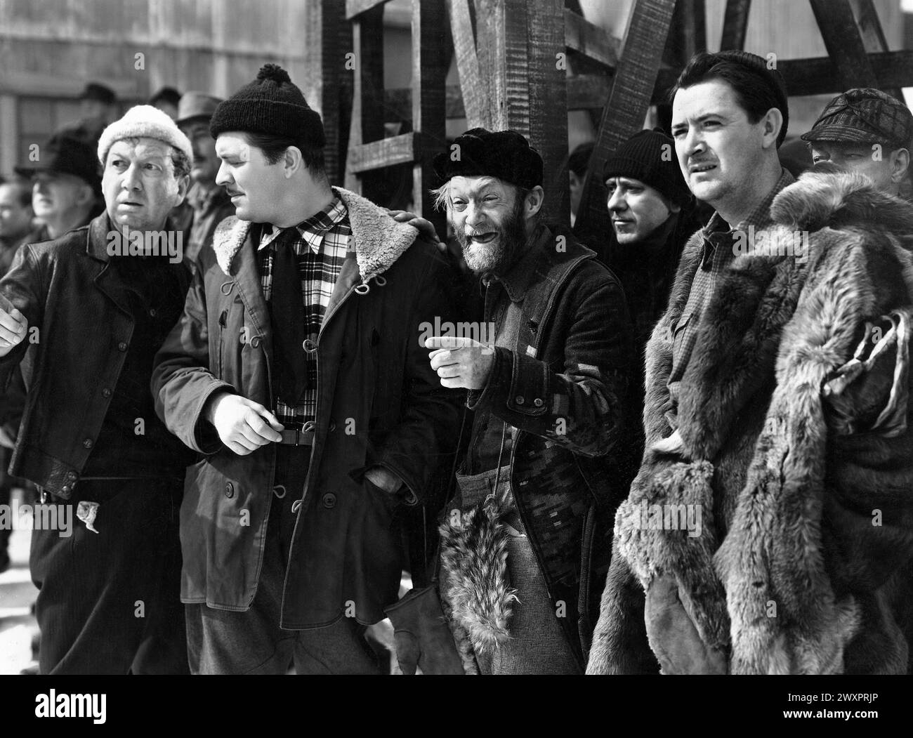 Lyle Talbot (2e à gauche), Al membres John (au centre), Charles Anthony Hughes (à droite), sur le plateau du film, 'Call of the Yukon', Republic Pictures, 1938 Banque D'Images