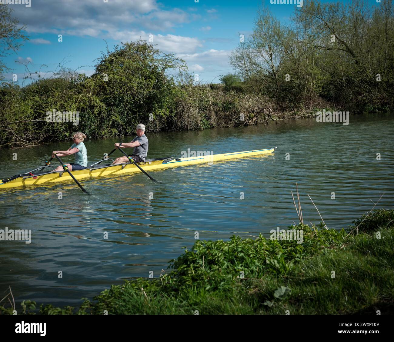Un couple à la retraite ramant sur la caméra de la rivière Banque D'Images