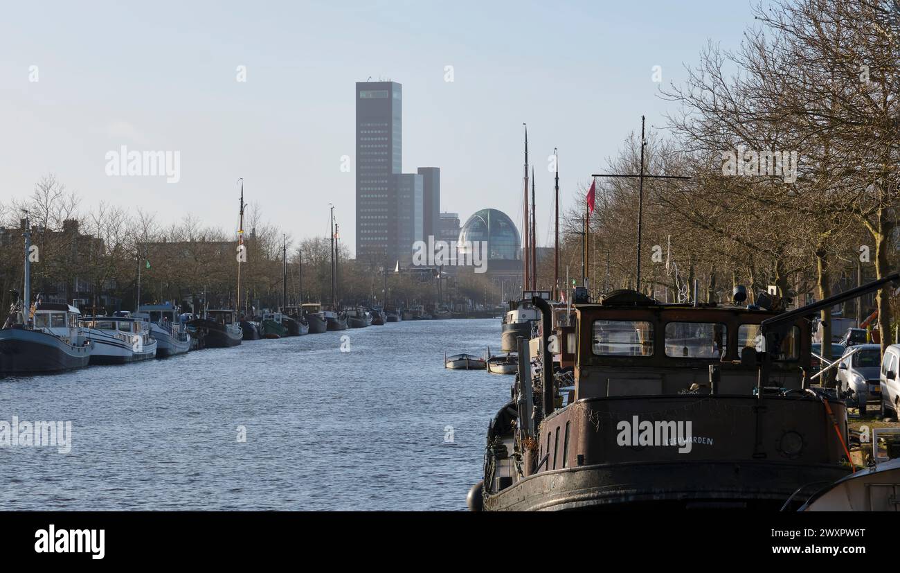 Vue du centre de Leeuwarden Frise aux pays-Bas depuis l'Emmakade en hiver sous un ciel bleu. Banque D'Images