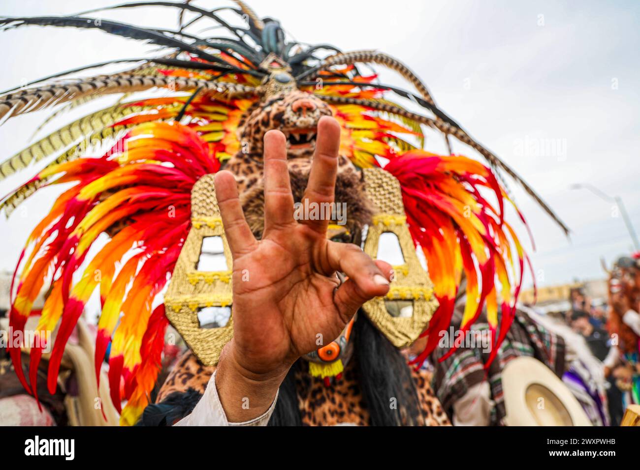 HERMOSILLO, MEXIQUE - MARS 30 : Tres dedos y mano, trois doigts et la main pèlerin TA portant un masque pharisien de cornes de taureau nettoie la mousse de son masque pendant les célébrations de la semaine Sainte le 30 mars 2024 à Hermosillo, Mexique. (Photo de Luis Gutiérrez/Norte photo) Banque D'Images