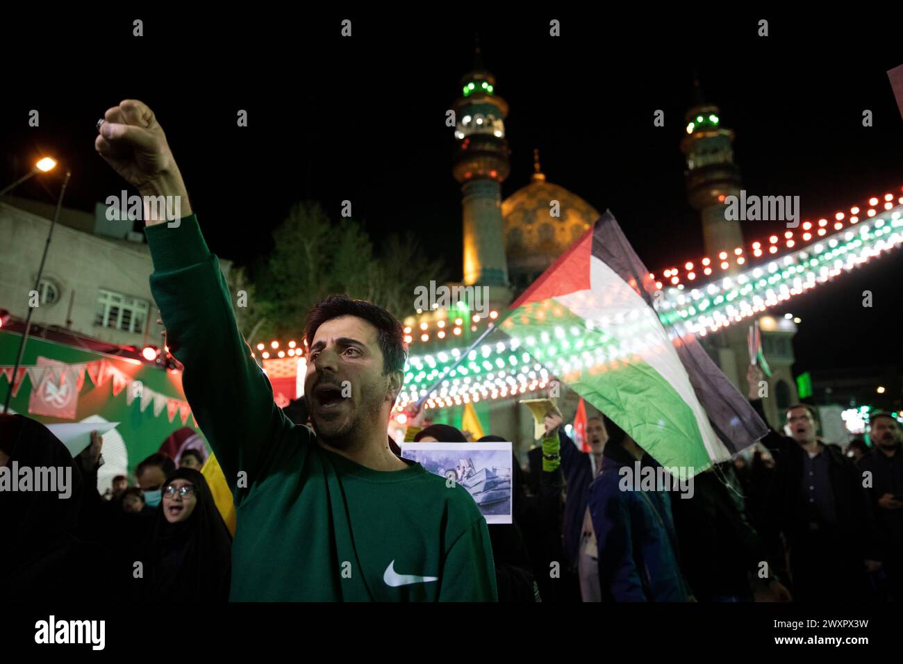 Téhéran, Iran. 01st Apr, 2024. Un manifestant iranien chante des slogans lors de leur rassemblement anti-israélien pour condamner le meurtre de membres de la Garde révolutionnaire iranienne en Syrie, sur la place palestinienne. Dans le centre-ville de Téhéran, Iran, lundi 1er avril 2024. Une frappe aérienne israélienne qui a démoli le consulat iranien en Syrie a tué deux généraux iraniens et cinq officiers, ont déclaré lundi des responsables syriens et iraniens. (Photo de Sobhan Farajvan/Pacific Press) crédit : Pacific Press Media production Corp./Alamy Live News Banque D'Images