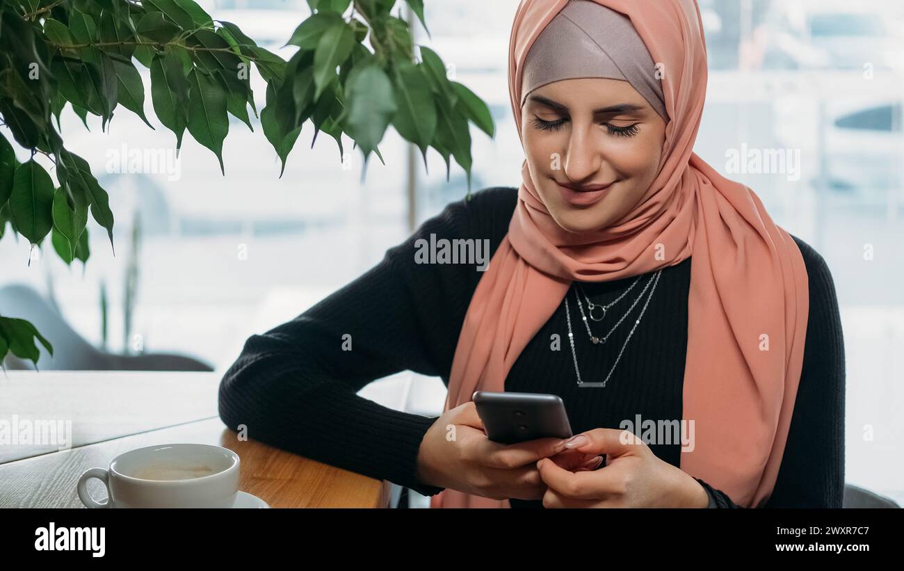 Femme de divertissement smartphone de loisir de café mobile Banque D'Images