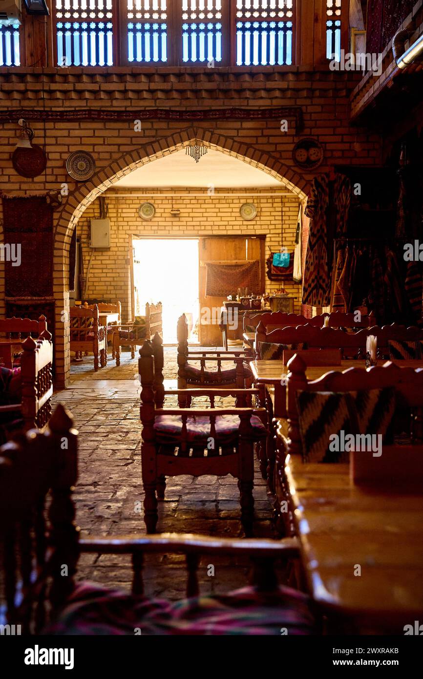 Intérieur traditionnel ouzbek de maison de thé chaihana avec table et chaises à Boukhara ville en Ouzbékistan, Asie centrale Banque D'Images