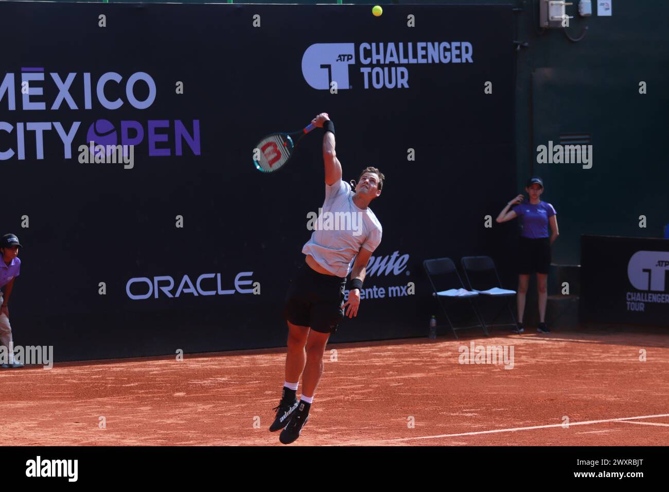 Mexico, Mexique. 01st Apr, 2024. 1er avril 2024, Mexico, Mexique : Vasek Pospisil (CAN) sert à Alessandro Giannessi (ITA) lors de l'Open de Mexico au Deportivo Chapultepec. Le 1er avril 2024, Mexico, Mexique. (Photo de Carlos Santiagoo/Eyepix Group/Sipa USA) crédit : Sipa USA/Alamy Live News Banque D'Images