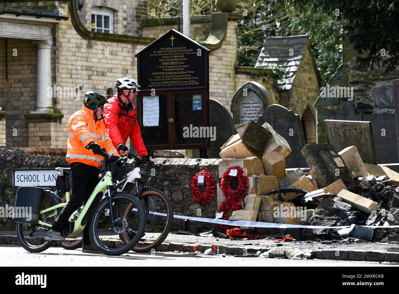 deux hommes observant des dommages à une église après un accident Banque D'Images