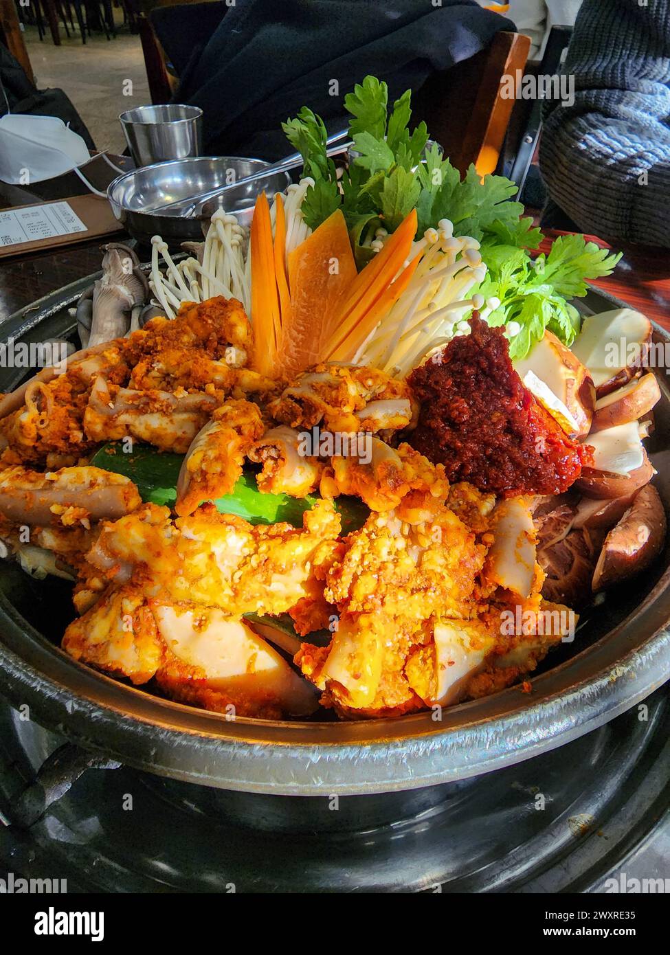 Gopchang-jeongol, ou pot chaud de tripes de bœuf - un ragoût coréen épicé fait en faisant bouillir des tripes de bœuf, des légumes et des assaisonnements dans un bouillon de bœuf. Banque D'Images