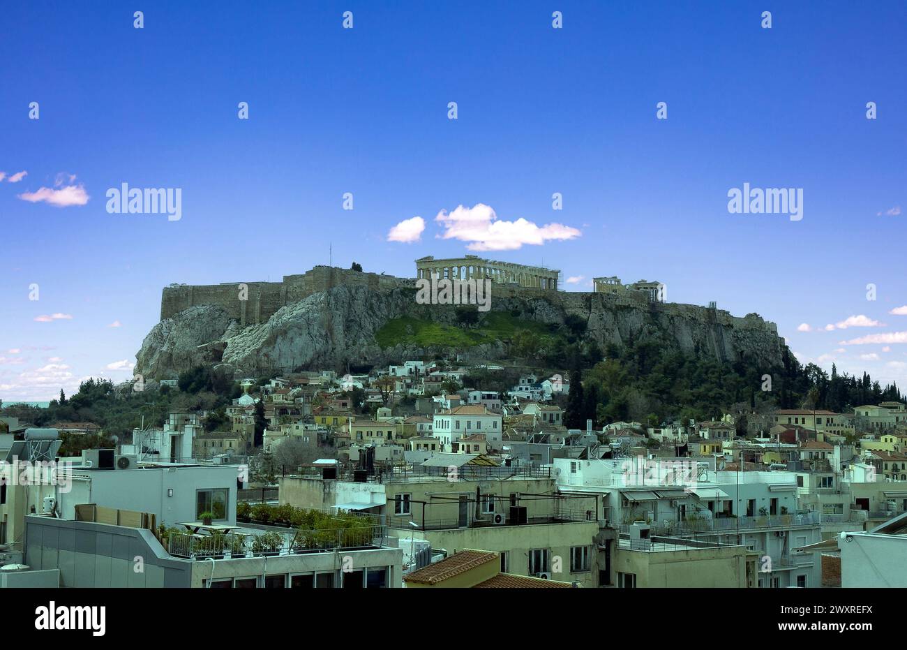 Athènes, Grèce. Acropole et temple du Parthénon, point de repère. Vestiges antiques et vue panoramique de la ville depuis la colline Lycabettus. Fond de ciel bleu après-midi Banque D'Images