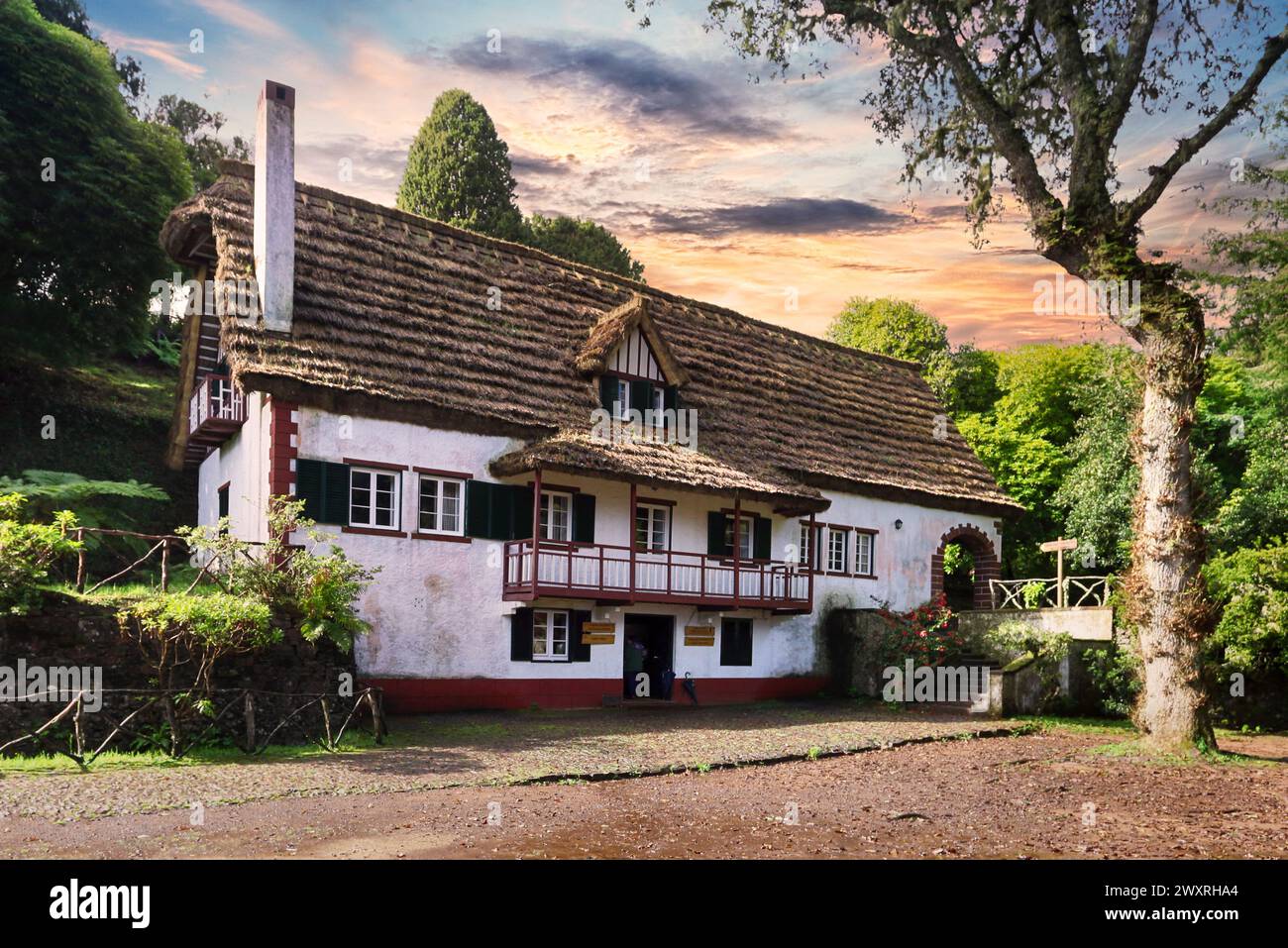 Madère - ancienne cabane, cabane, maison avec toit de chaume dans les bois., Portugal dans le parc Florestal das Queimadas. Beau temps avec beaucoup de soleil et non Banque D'Images