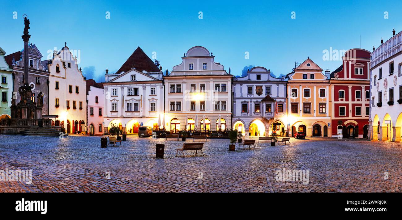 Paysage de la place à Cesky Krumlov, une ville médiévale en République tchèque avec des maisons colorées, monument sur la place avant le lever du soleil. république tchèque Banque D'Images