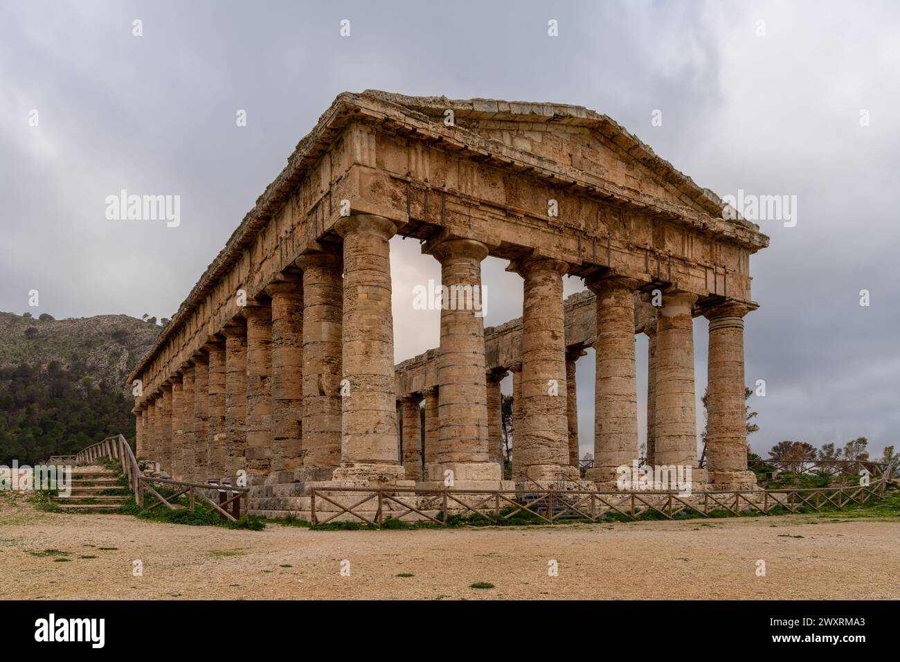 Calatafimi-Segesta, Italie - 4 janvier 2024 : vue du temple dorique de Segesta sous un ciel couvert Banque D'Images