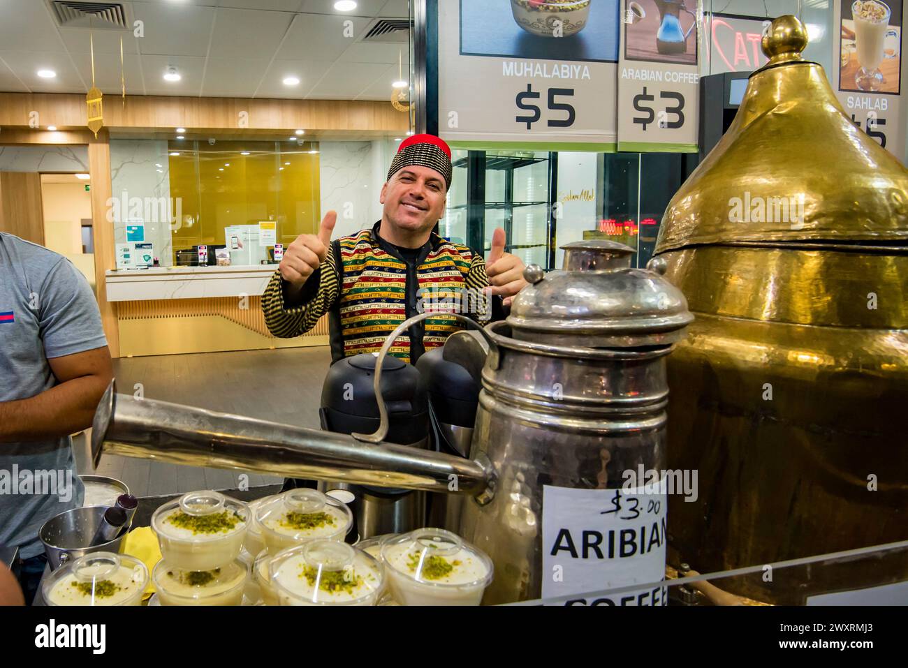 Un homme vendant du Mahalapi libanais et du café arabe à Lakemba, Sydney, Australie pendant le Ramadan et le Ramadan Nights Festival 2024 Banque D'Images