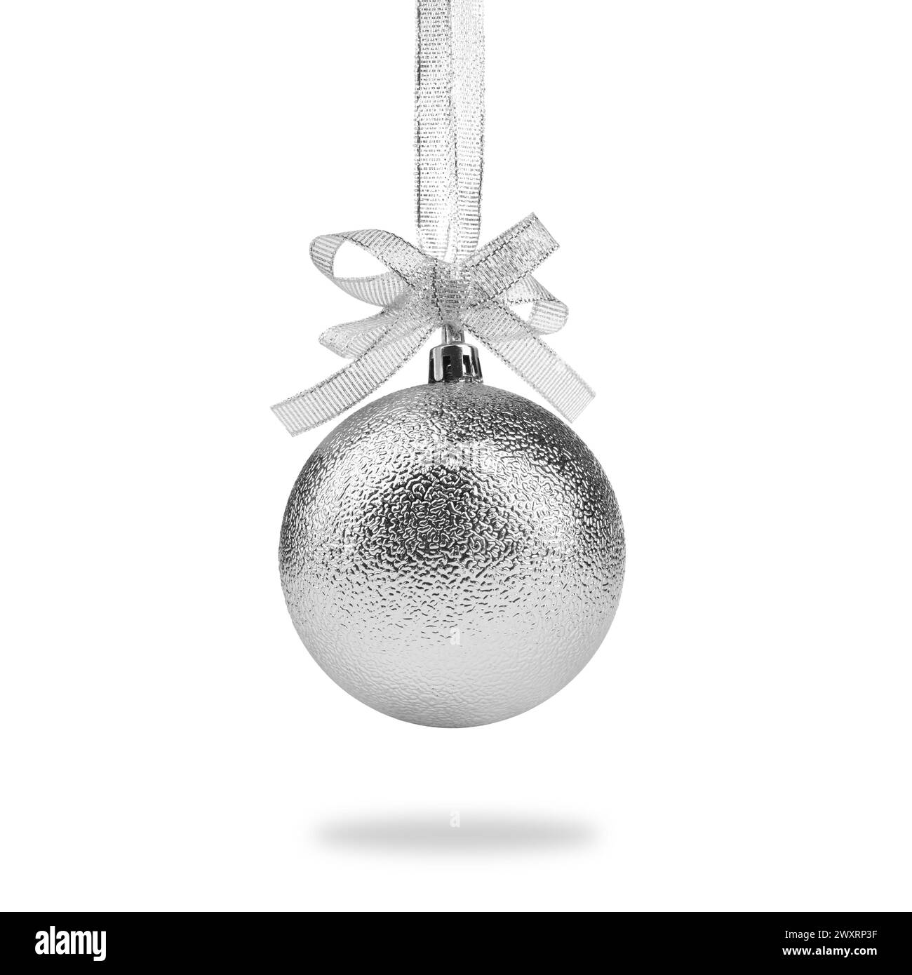 Belle boule de Noël argentée avec arc suspendu sur fond blanc Banque D'Images