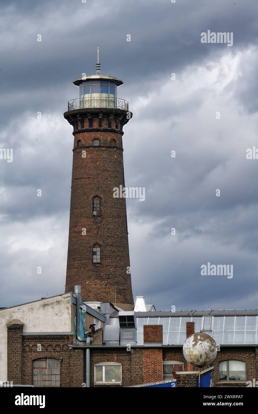 le phare intérieur helios à cologne ehrenfeld contre un ciel nuageux sombre Banque D'Images