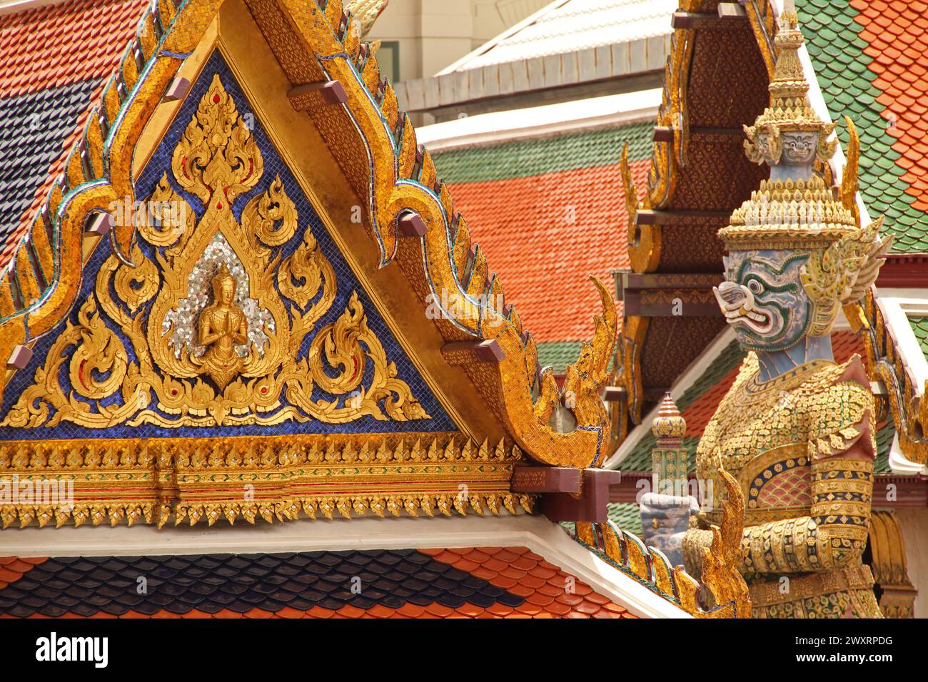 Des décorations élaborées ornent le toit de la pagode à Bangkok, en Thaïlande Banque D'Images