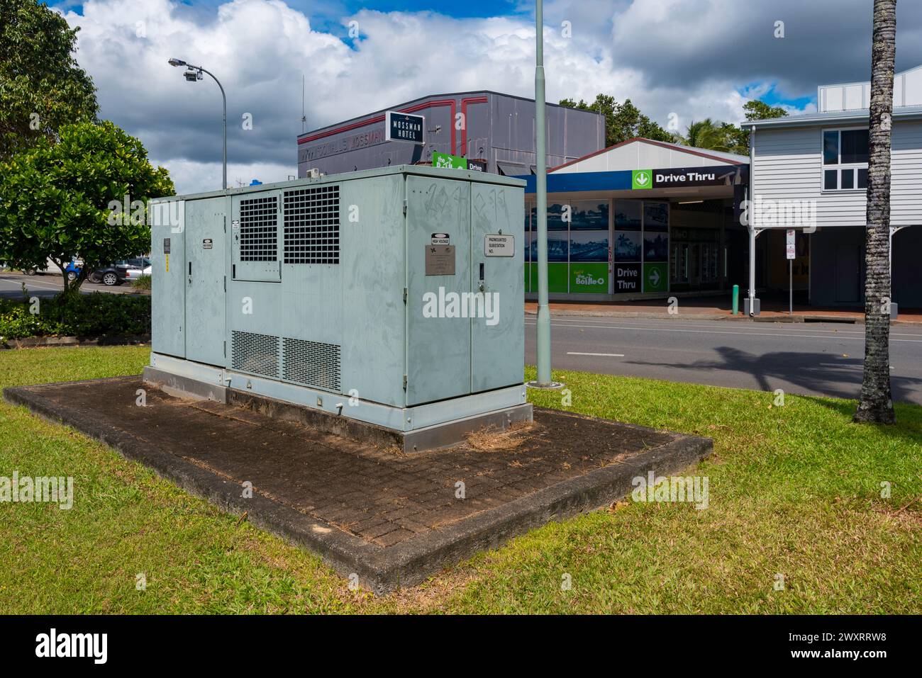 Un transformateur électrique monté sur patin (plus résilient que le poteau monté dans les cyclones) installé par Ergon Energy après un av ci-dessus. Saison des cyclones 05-06 Banque D'Images