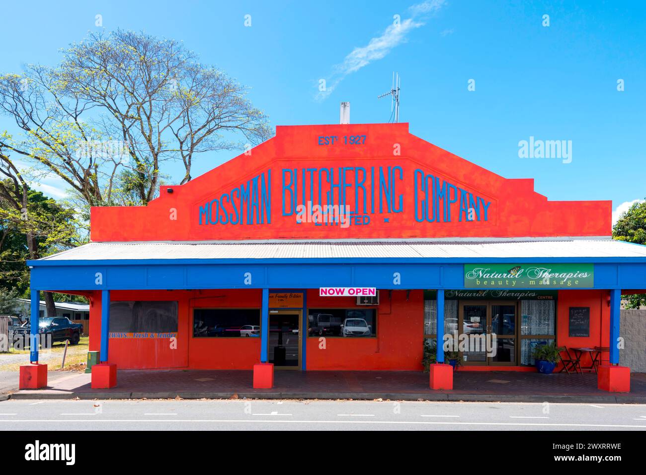 Le bâtiment coloré de la Mossman Butchering Company, construit en 1927 dans l'extrême nord du Queensland, en Australie, est répertorié par le National Trust Banque D'Images
