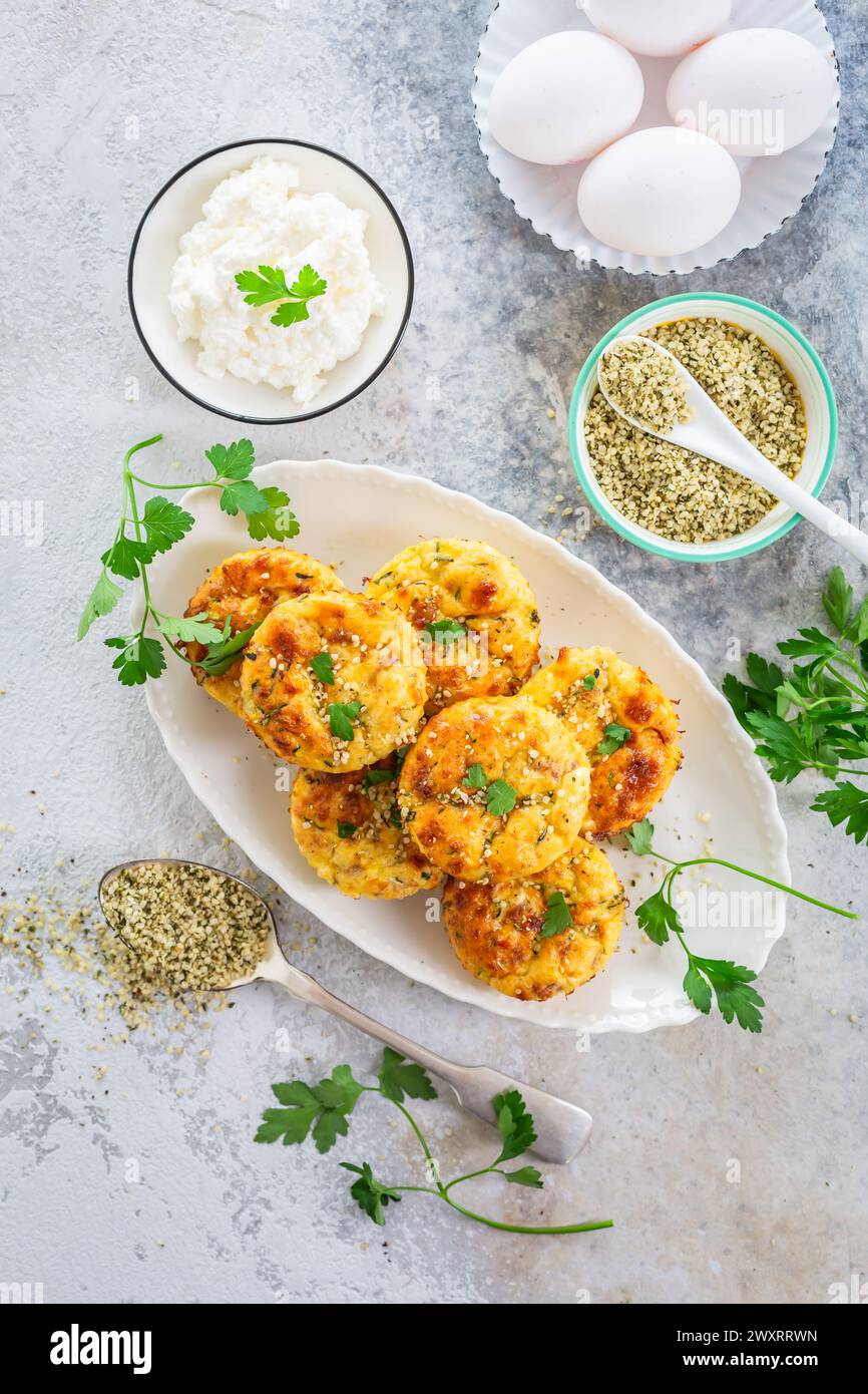Muffins faits maison aux œufs et aux courgettes avec fromage feta, courgette salée avec des ingrédients Banque D'Images