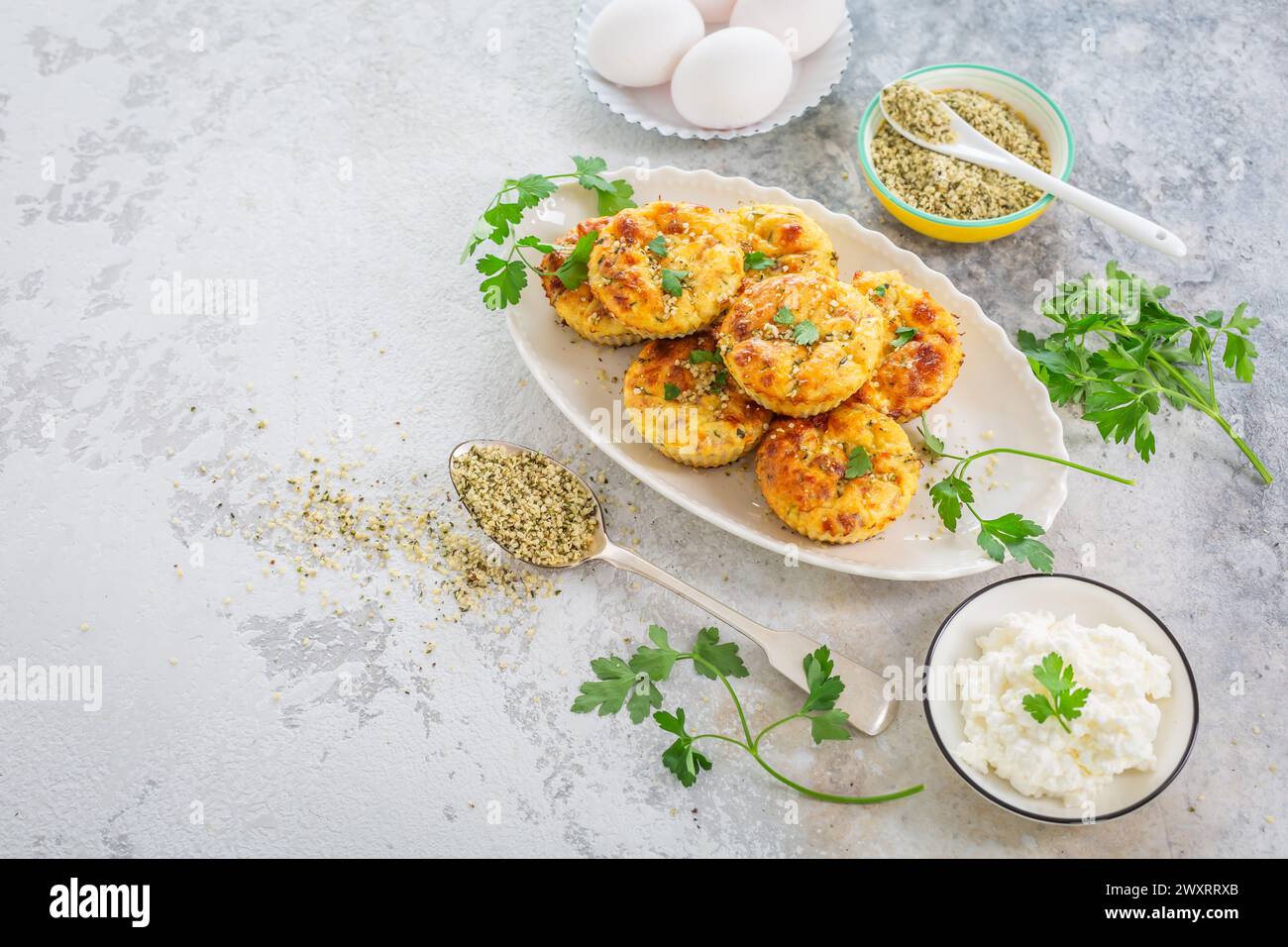Muffins faits maison aux œufs et aux courgettes avec fromage feta, courgette salée avec des ingrédients Banque D'Images