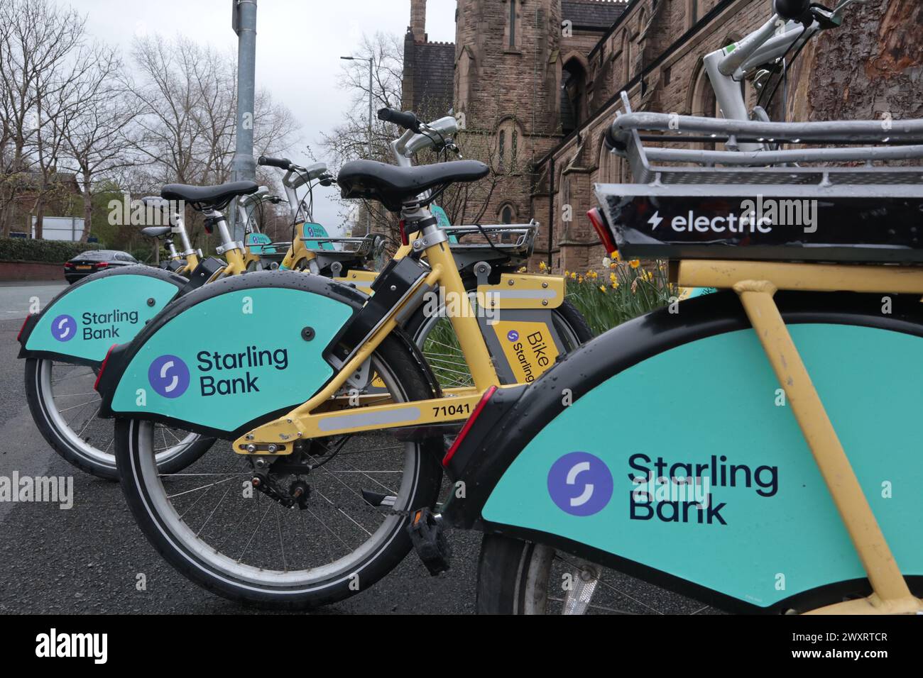 Manchester Angleterre Royaume-Uni 1er avril 2024 Un rack de cycles électriques installé dans une rue de Manchester Manchester Manchester a récemment remporté la candidature de a pour devenir la première capitale européenne du cyclisme de l'ACES pour 2024 ©GED Noonan/Alamy Banque D'Images