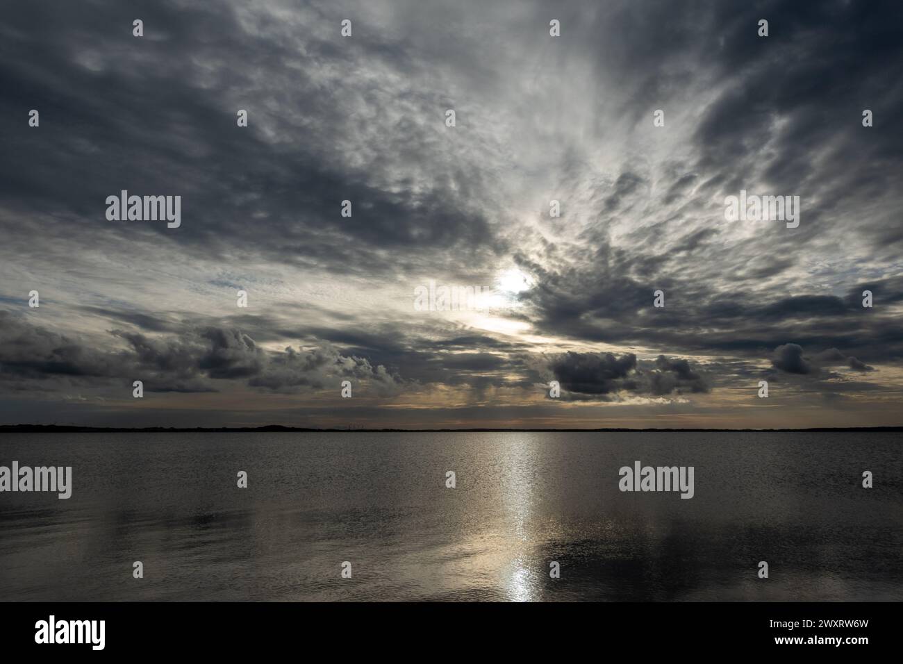 Panorama du Limfjord avec le soleil derrière un impressionnant paysage nuageux, de l'île de Livø, Nordjylland, Danemark Banque D'Images