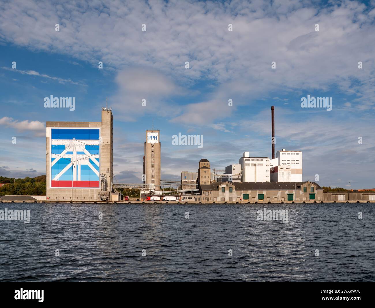 Peinture murale sur le silo Hedegaard Agro à Norresundby sur la rive nord du Limfjord à Aalborg, Jutland du Nord, Danemark Banque D'Images