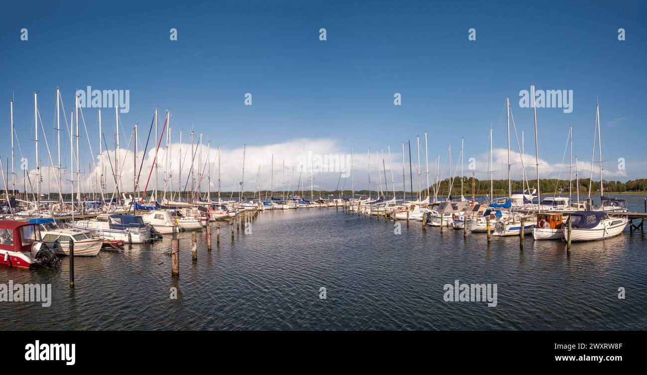 Voiliers amarrés dans la marina de Mariager le long du fjord de Mariager, Himmerland, Nordjylland, Danemark Banque D'Images