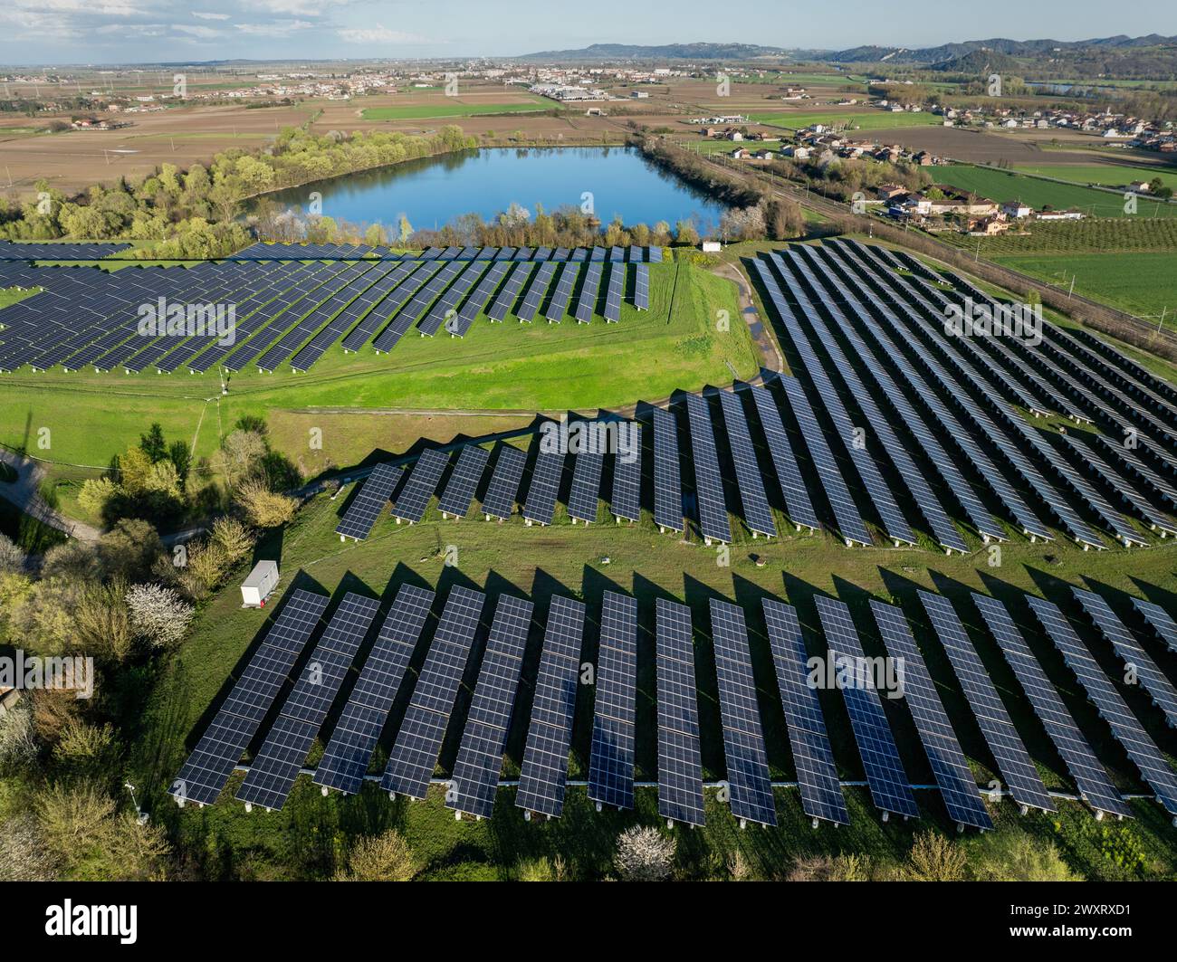 Drone Aerial View centrale électrique produisant une énergie solaire propre et durable en Italie Banque D'Images