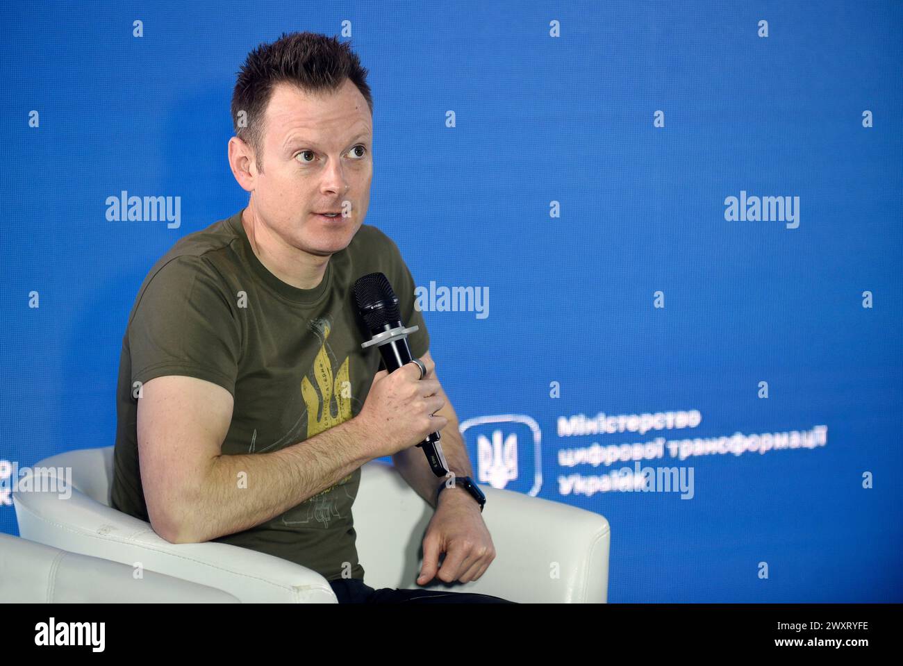 KIEV, UKRAINE - 1er AVRIL 2024 - L'ancien PDG de World Central Kitchen, Nate Mook, assiste à la conférence en ligne « School Shelters : New Rules for Funds distribution », Kiev, capitale de l'Ukraine. Au cours de l’événement, le ministère ukrainien de l’éducation et ses partenaires ont présenté de nouvelles règles pour la distribution des subventions afin de créer un environnement éducatif sûr dans les établissements universitaires. Banque D'Images