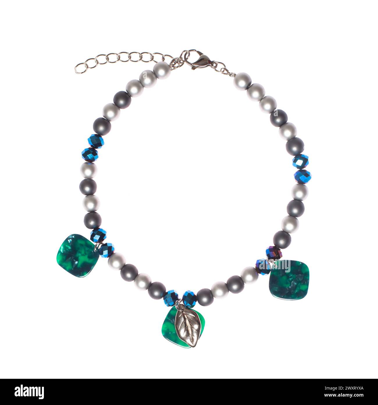 Collier de bijoux vert et bleu avec pierres semi-précieuses, perle et chaîne d'or isolé sur fond blanc Banque D'Images