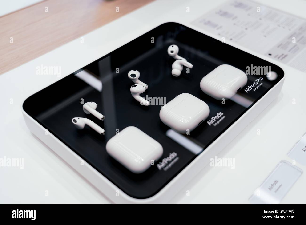 AirPods 2ème 3ème génération. Thaïlande, Bangkok, 14 mars 2024 Banque D'Images