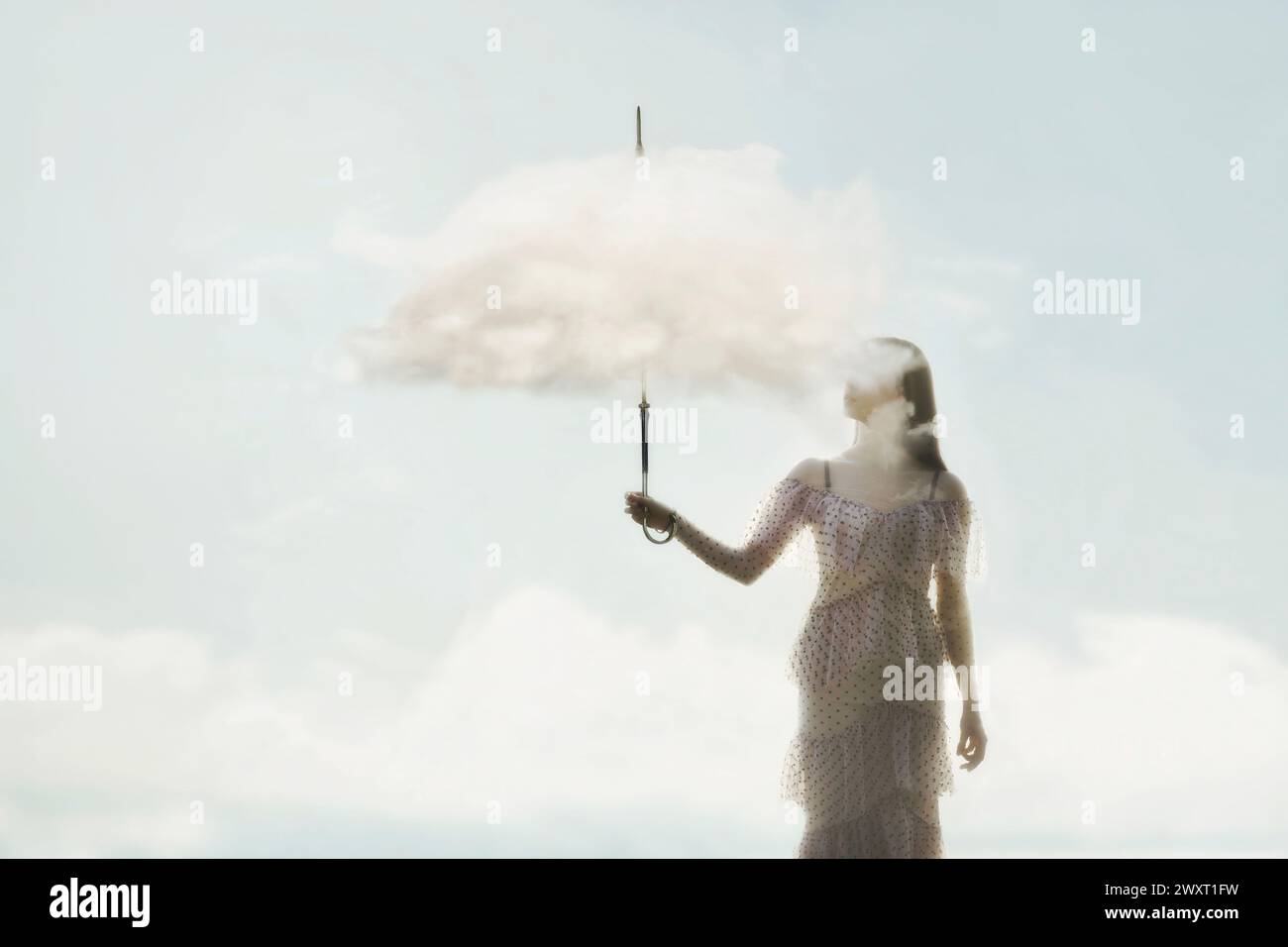 femme tient un parapluie surréaliste fait de nuages, concept abstrait Banque D'Images