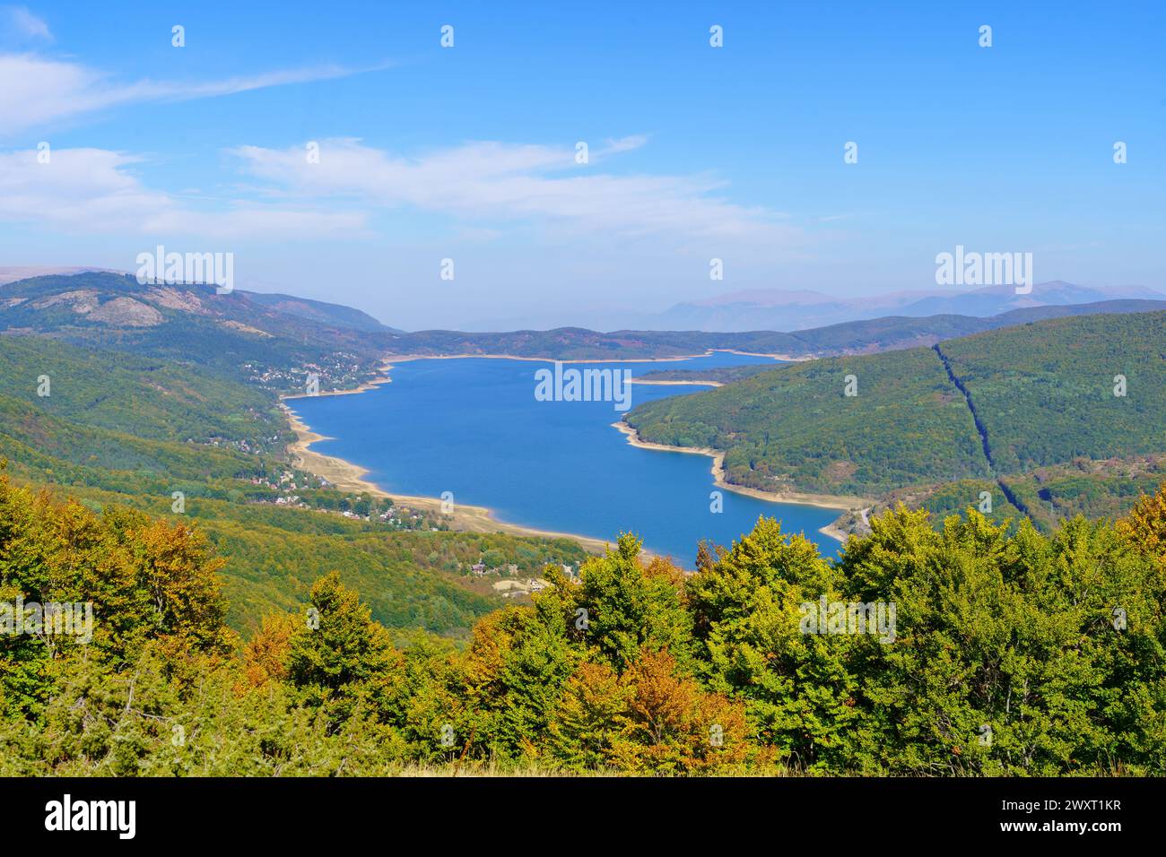 Vue sur le lac Mavrovo, dans le parc national de Mavrovo, Macédoine du Nord Banque D'Images