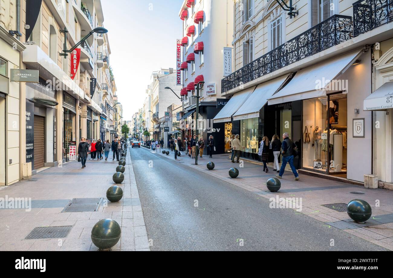 Cannes, France - 01 mars 2019 : scène de rue d'une journée dans le centre de Cannes. Banque D'Images