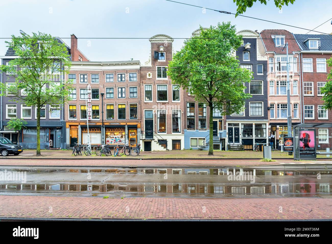 Amsterdam, pays-Bas - 12 juin 2019 : vue d'une journée avec des maisons et des habitants néerlandais typiques à Muiderstraat, Amsterdam, pays-Bas. Banque D'Images