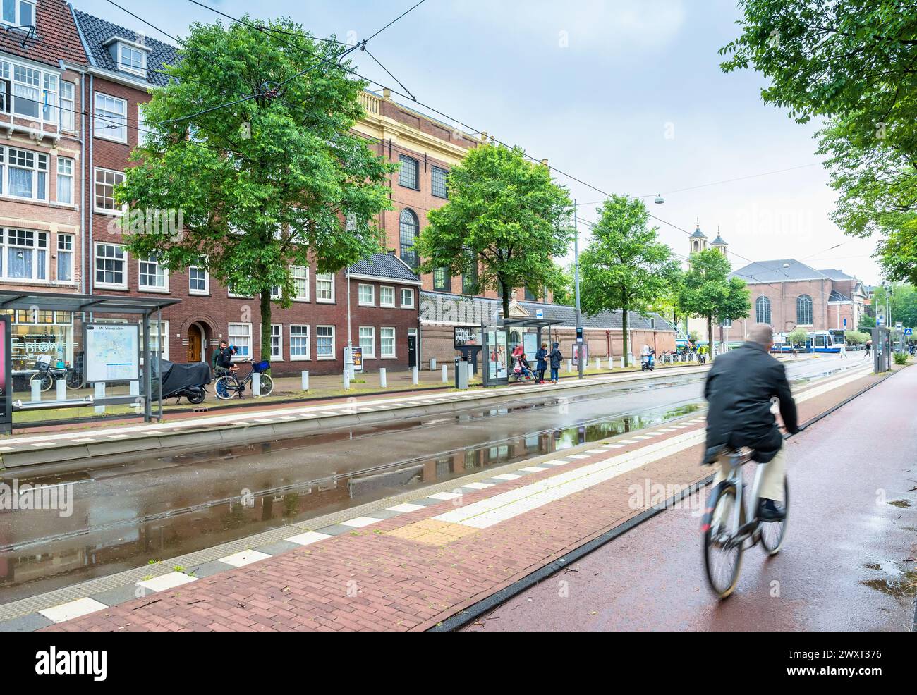 Amsterdam, pays-Bas - 12 juin 2019 : vue d'une journée avec des maisons et des habitants néerlandais typiques à Muiderstraat, Amsterdam, pays-Bas. Banque D'Images